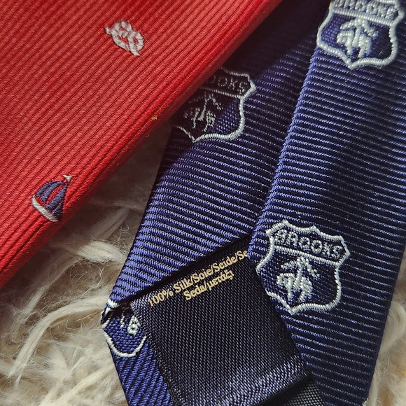 Brooks Brothers Red Tie With Blue Sail Boats 100% Silk Men's Necktie 57" - Picture 6 of 7